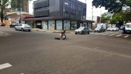 Carro e moto batem em cruzamento no centro de Cascavel