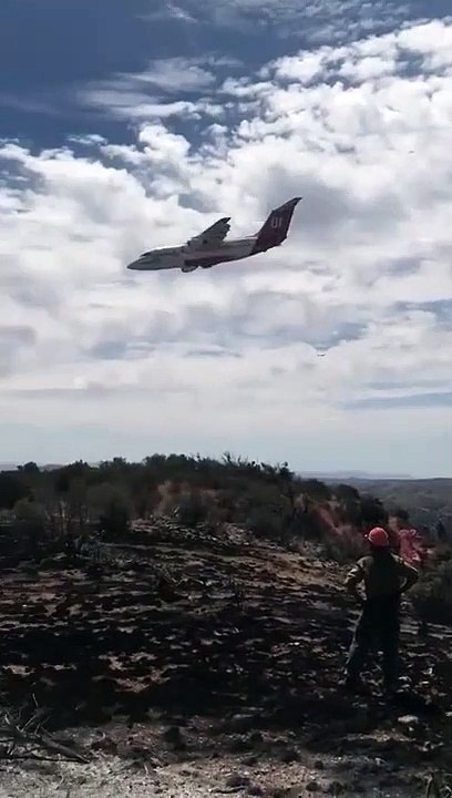 Un canadair frôle une montagne en larguant de l'eau !