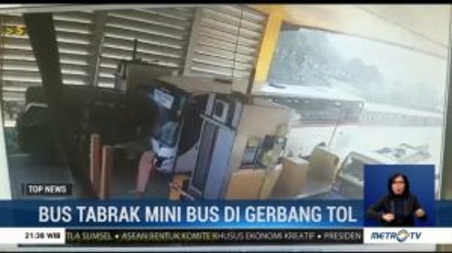 Bus Tabrak Mini Bus di Gerbang Tol Cikamuning, 8 Orang Luka-luka