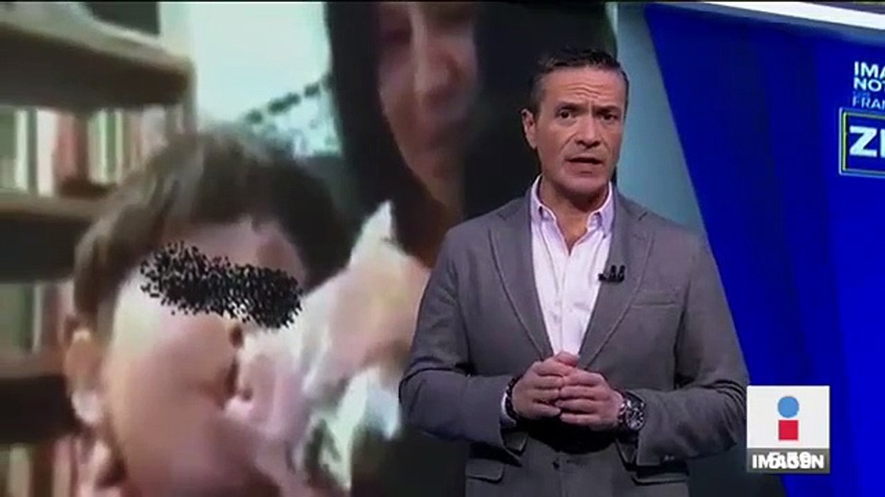 Madre le da cerveza y cigarro a su hijo mientras fuma frente a él