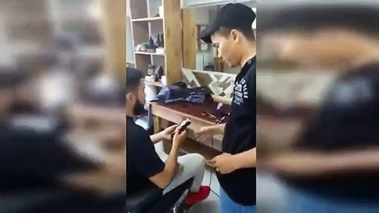 Un client oblige les coiffeurs à se raser la tête parce qu'il n'aime pas sa nouvelle coupe de cheveux