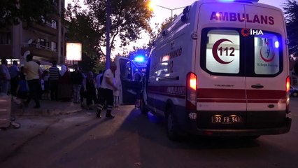 Otomobil, üzerinde 3 kişinin bulunduğu motosiklete çarpıp kaçtı