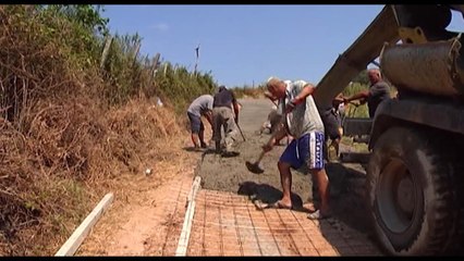 Report TV -Banorët që ndërtuan rrugën me lekët e tyre: Kishim gomarin makinë!