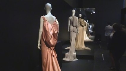 La moda vista de espaldas como propuesta de una exposición en París