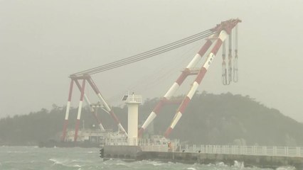 태풍 '링링' 강력한 바람에 떠밀려간 해상크레인 / YTN