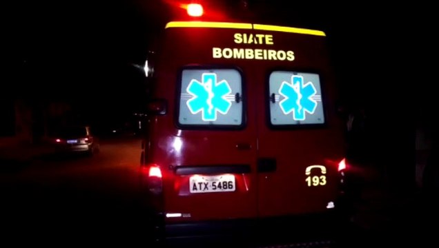 Após colisão em cruzamento, carro é 'jogado' contra portão e muro de residência