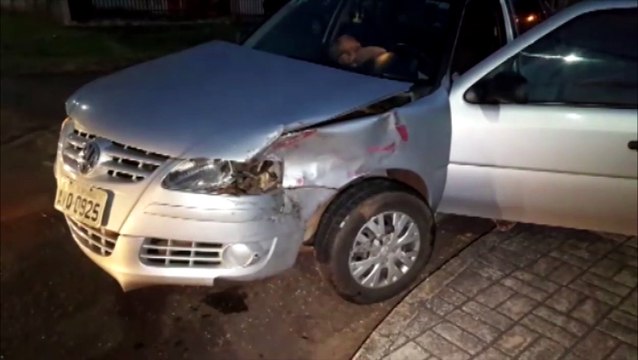 Após colisão em cruzamento, carro é 'jogado' contra portão e muro de residência