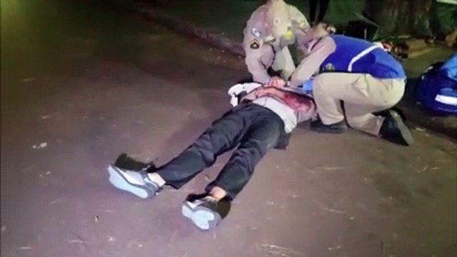 Pneu de moto esportiva estoura e causa colisão com carro no Cancelli