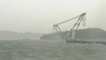 태풍에 목포 피항한 3천t급 대형 크레인선 떠밀려 / YTN