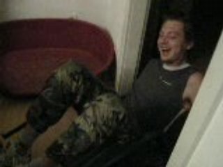 Régis sur une chaise de camping