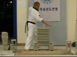 Régis casse des briques - Vidéos Sport Humour - wideo
