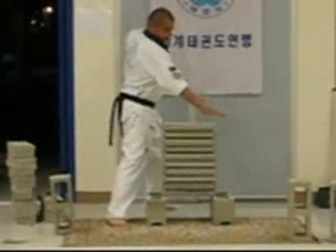 Régis casse des briques - Vidéos Sport Humour - wideo