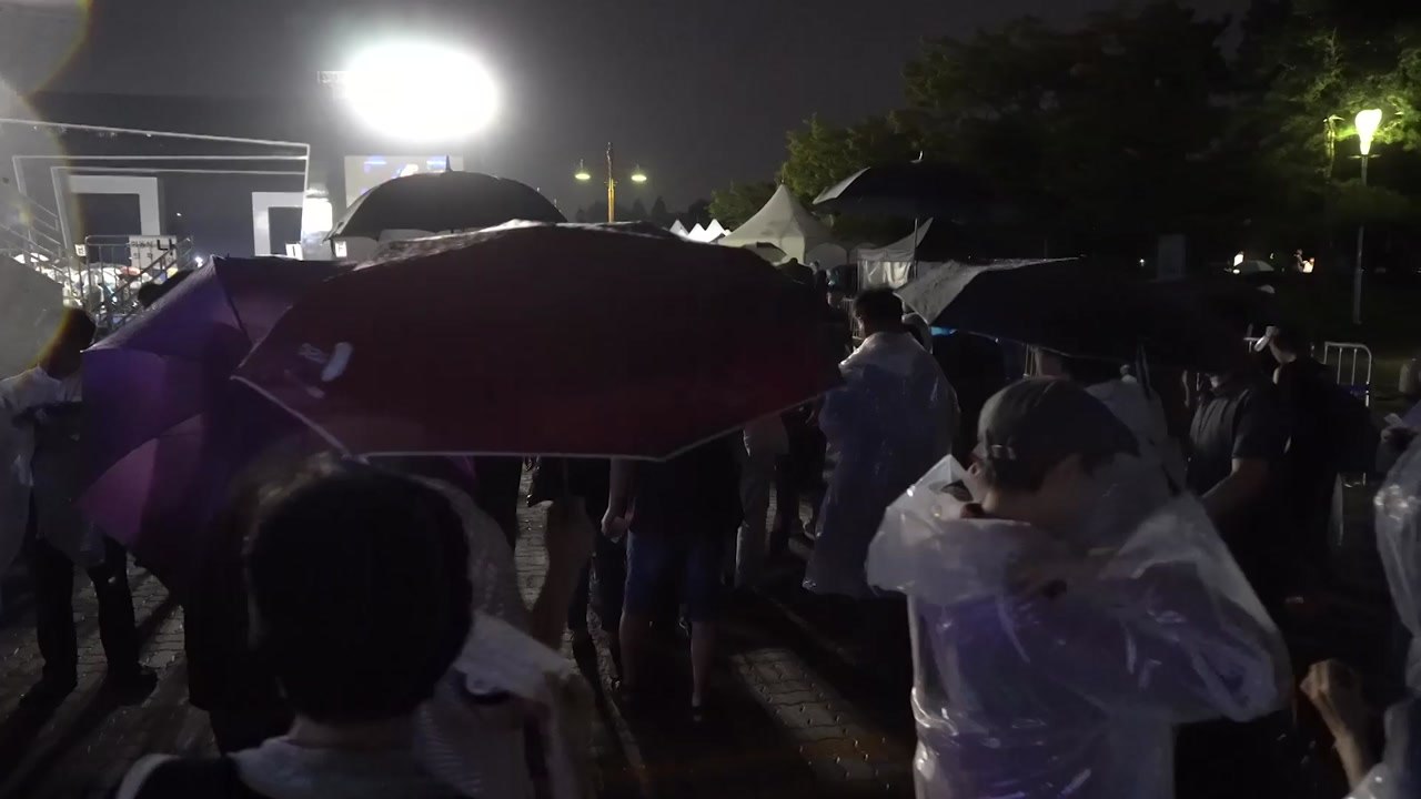 공연 중단에 장소 변경...비상 걸린 야외무대 / YTN