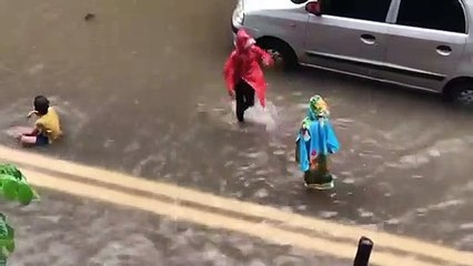 Ces enfants profitent des inondations pour nager dans la rue
