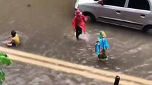 Ces enfants profitent des inondations pour nager dans la rue