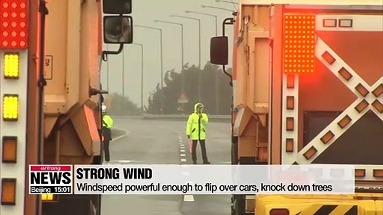 태풍 링링 한반도 강타... 강풍 피해 우려  Our top story today... Typhoon Lingling is passing by South Korea... after causing damage to the southern and western islands and coastal areas.  As typhoon warnings are in place for the most parts of the country,... emergency au
