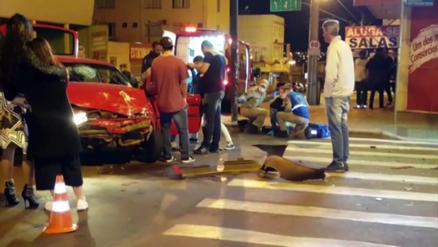 Duas pessoas ficam feridas após se envolver em acidente de trânsito no Centro