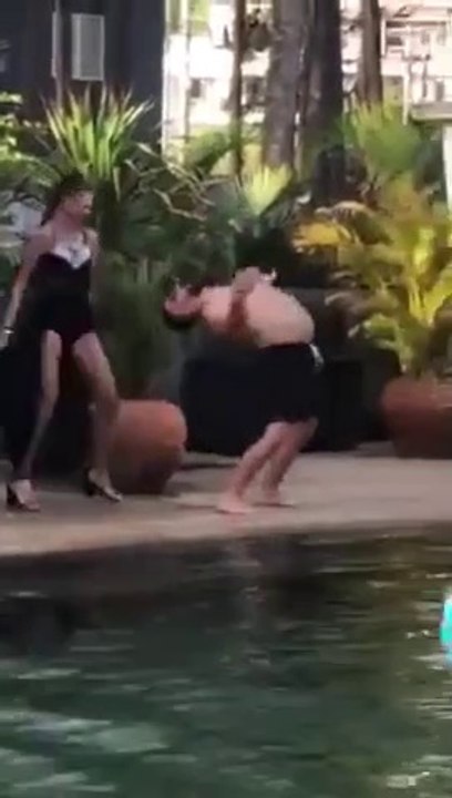 Ce touriste danse avec les danseuses de cet hotel en Thailande !