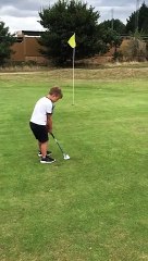 Hilarant : plus mauvais golfeur de l'histoire ! Il rate le trou à chaque fois
