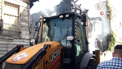 Fatih'te ahşap bina alev alev yandı