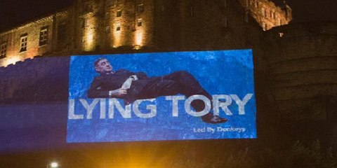 Proyectan la imagen sobre el castillo de Edimburgo de un perezoso diputado conservador mientras "hace el vago" en un debate del Brexit