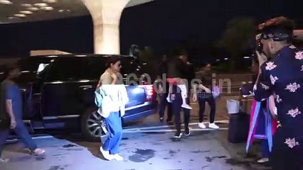 Akshay Kumar with Family Fly For London with his Family for Birthday Celebration