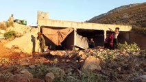 İdlib'de saldırılardan kaçan çaresiz aile su kemerine sığındı (2)