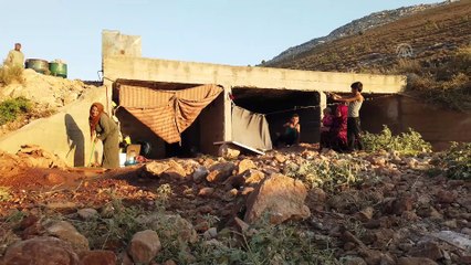 İdlib'de saldırılardan kaçan çaresiz aile su kemerine sığındı (2) - İDLİB