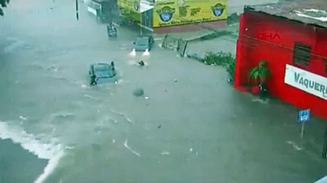 Sele kapılan genç kız, kanalizasyon çukuruna düşerek gözden kayboldu