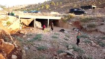 İdlib'de saldırılardan kaçan çaresiz aile su kemerine sığındı (1)