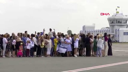 Rusya'nın serbest bıraktığı tutukluları zelenskiy karşıladı