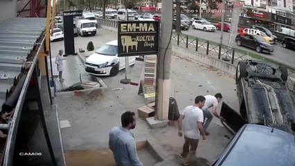 İki otomobil çarpıştı, takla atan otomobildeki yaralıları vatandaşlar çıkardı...Can pazarı kamerada