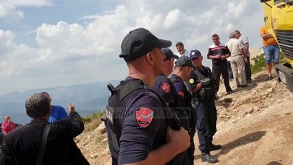 Policia bllokon rrugët drejt malit të Tomorrit, pronarët e guroreve akuza Klosit