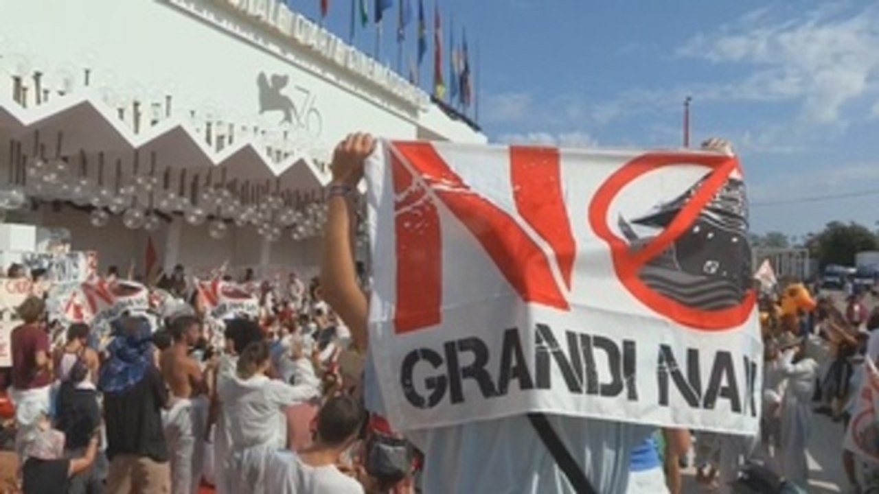 Activistas del cambio climático ocupan la alfombra roja de la Mostra