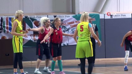 Basketbolun efsaneleri sahada kadına şiddeti protesto etti