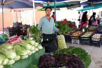 Semt pazarında ürün bolluğu fiyatlara yansıdı