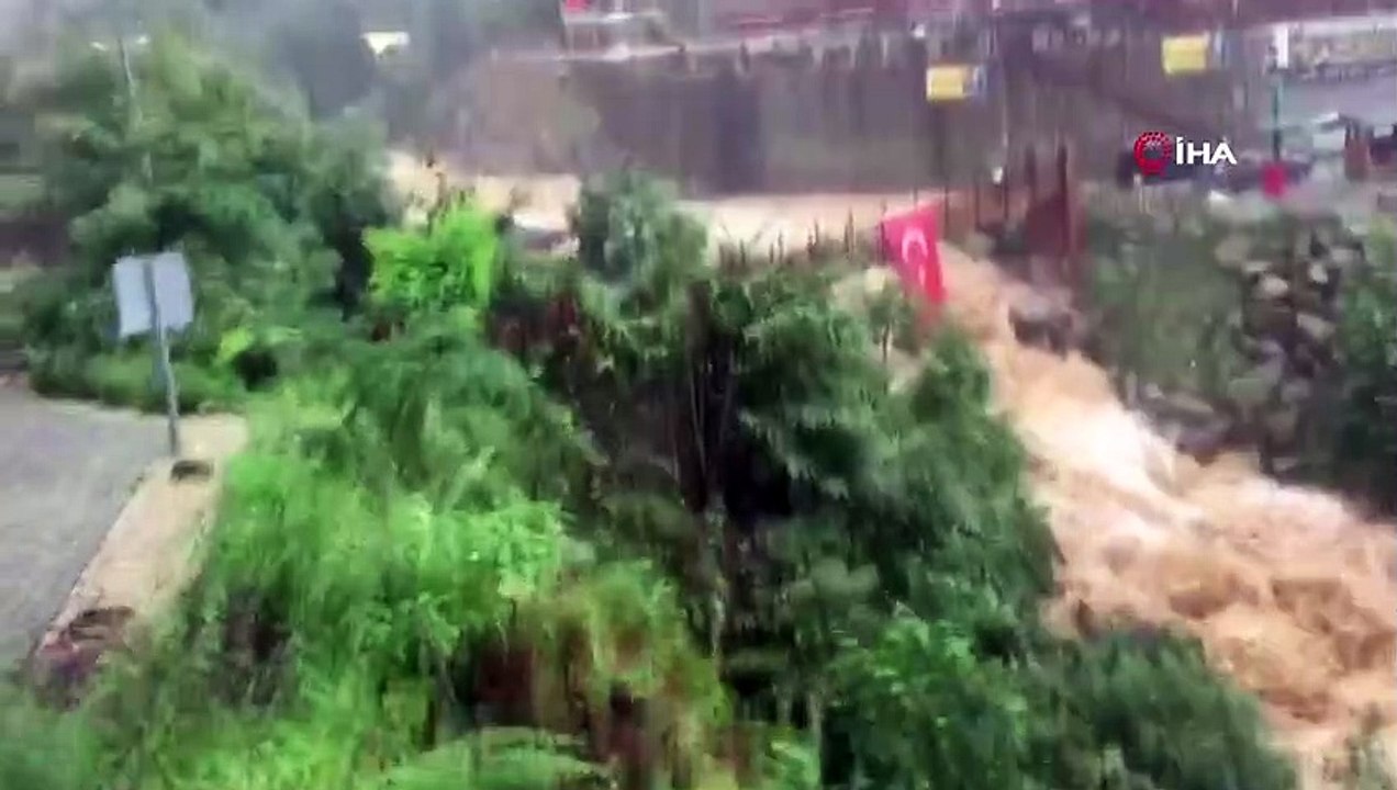 Ağaran Şelalesi şiddetli yağmurun ardından yine taştı