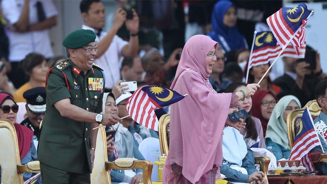Rakyat zahirkan Selamat Hari Keputeraan kepada Yang di-Pertuan Agong. Raja dan rakyat berpisah tiada.