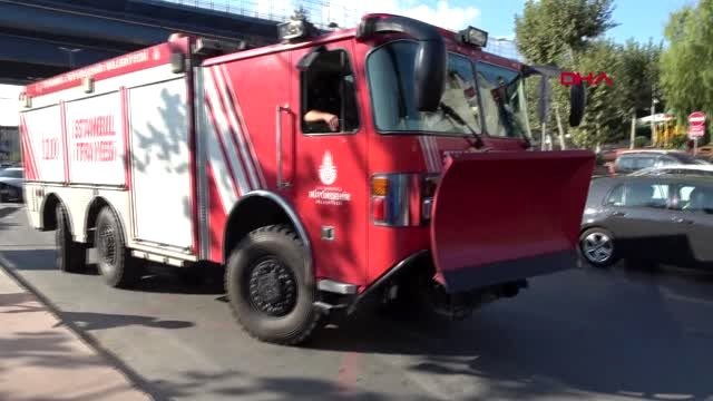 Beyoğlu'nda çevik kuvvet otobüsü kaza yaptı 2 polis yaralı