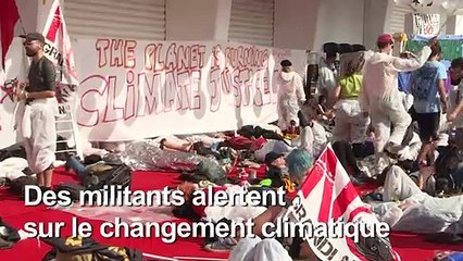 Venise : des manifestants occupent le tapis rouge du festival