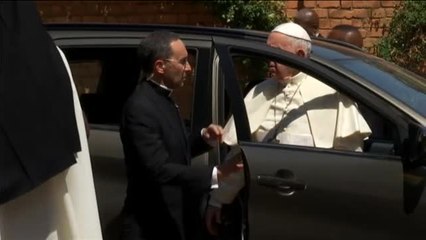 El papa Francisco visita a un grupo de monjas de clausura en Madagascar