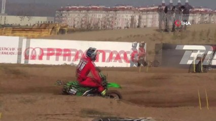 Motokros Şampiyonası nefes kesiyor