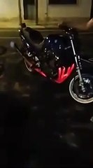 Un motard fait un burn impressionnant et finit par bruler sa moto