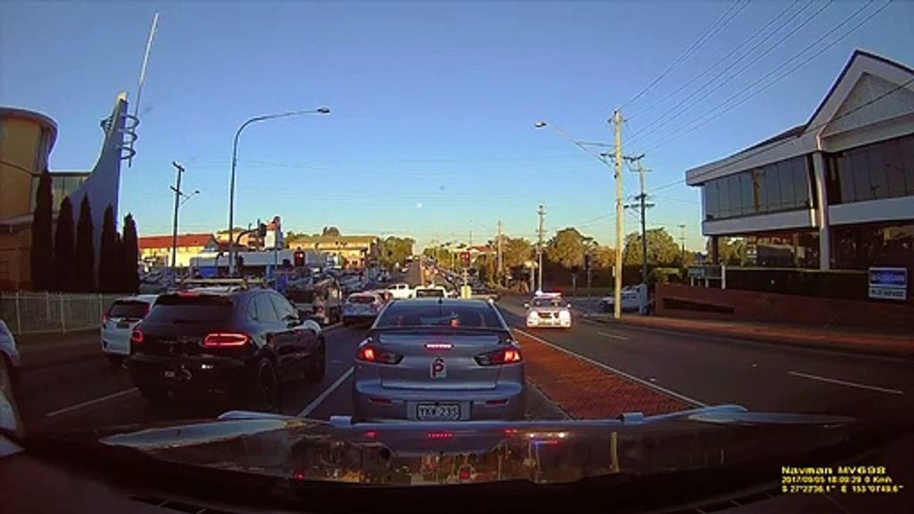 Un conducteur poursuivi par la police réussit à prendre la fuite