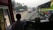 Ce chauffeur de bus est dingue et très dangereux - Bangladesh !