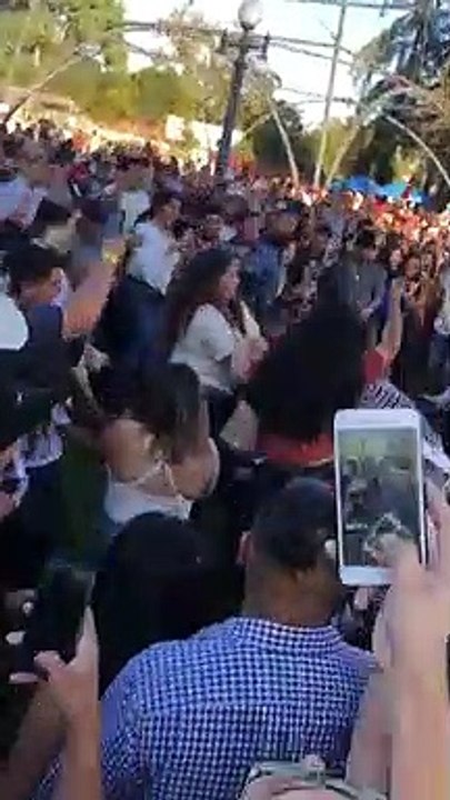 Ortaya ilk atlayan açık mavi gömlekli adam dünyaya barış getirir bu adam