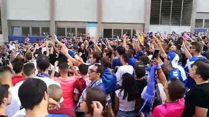 Recibimiento afición del Tenerife a sus jugadores antes del derbi