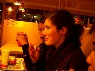 Comment tirer la langue, avec Chloé et Natacha.....