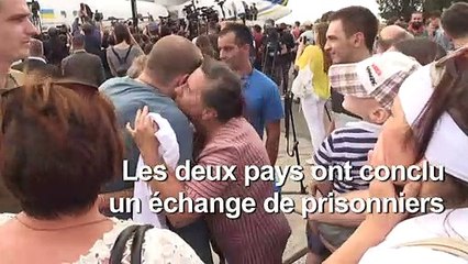 Les prisonniers ukrainiens libérés arrivent à Kiev après l'échange