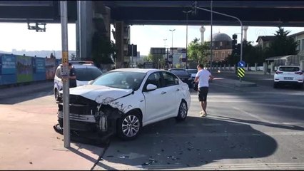 Beyoğlu'nda polis midibüsü otomobille çarpıştı